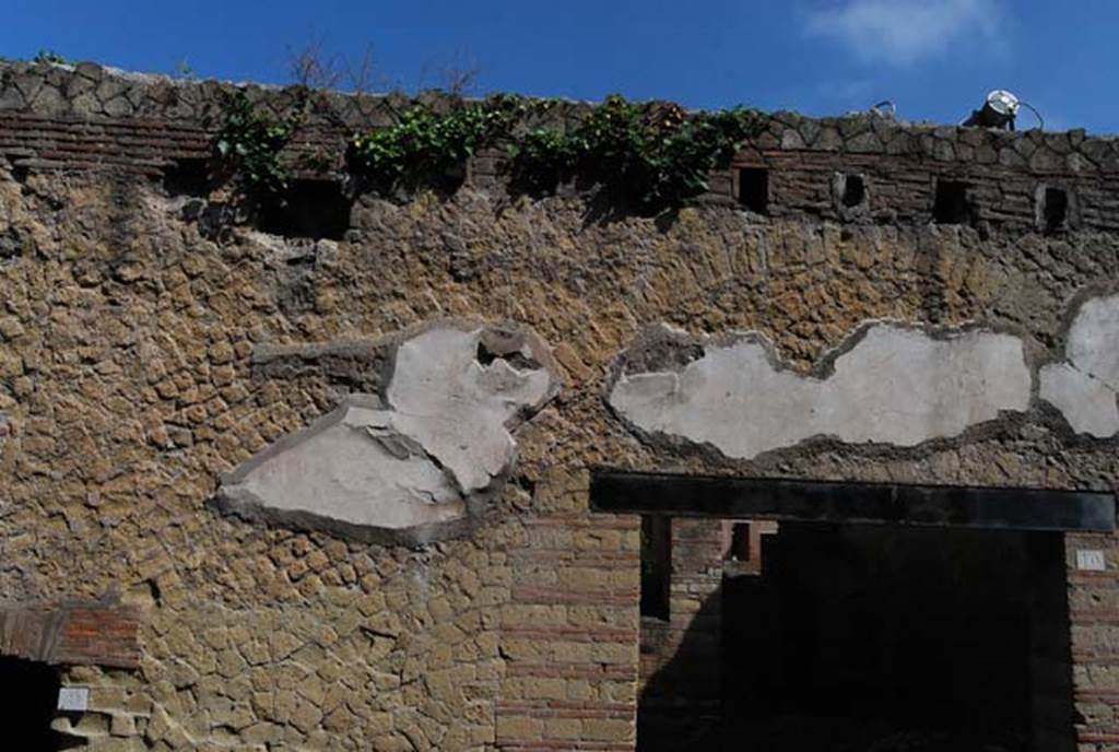 VI.9 Herculaneum, on left, and VI.10, on right. June 2008. Exterior upper wall on west side of Cardo IV.
Photo courtesy of Nicolas Monteix.